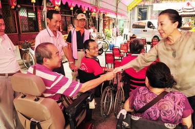 城隍廟贈無障礙復康巴士 張花冠表達謝意(圖)