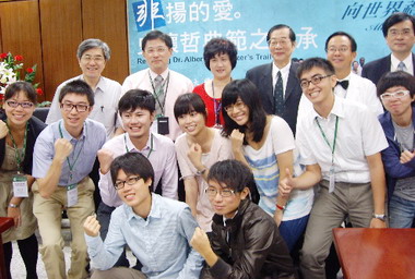 中醫大師生赴非洲加彭蘭巴倫等地義診(圖)