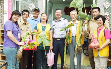 雲林永光警種芋頭送老人過中秋佳節(圖)