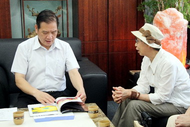 旅日畫家鄭瓊娟老師訪新竹市長(圖)