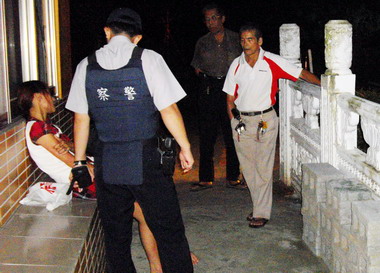 草屯女子深夜爬納骨塔尋短 員警即時救回(圖)