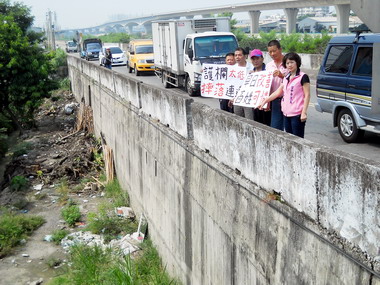台中太平甲堤路北上車道護欄低危險高(圖)