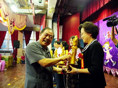 張通榮表揚優良教師(圖)