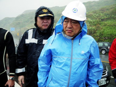 砂石船大武崙外擱淺 隆市長冒雨關切(圖)