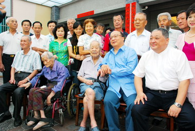 胡志強探訪臺中百歲人瑞(圖)
