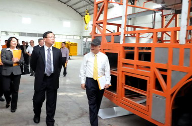 桃縣長訪製造首輛低底盤客車業者華德科技(圖)