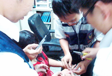 女童頑皮玩戒指拔不出消防員協助取出(圖)