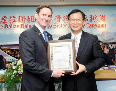 美國達拉斯郡長來訪 簽署捷運合作備忘錄(圖)