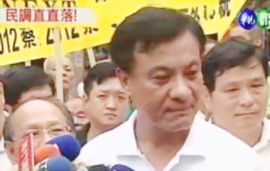 蘇嘉全到大甲鎮瀾宮參拜(圖)
