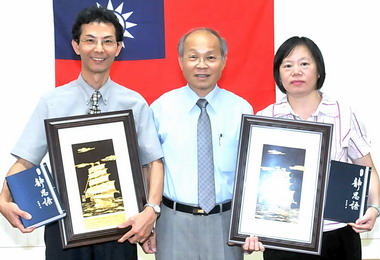 林政則頒獎楊曉安與陳素秋兩模範公務員(圖)