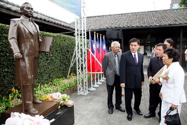 建國百年 北市手執三民主義國父銅像亮相(圖)