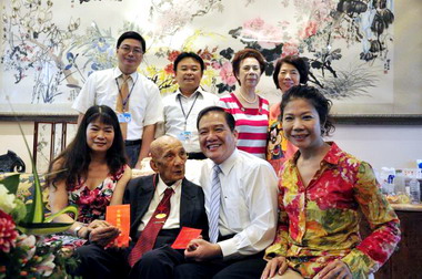 新竹市長今拜訪105歲人瑞楊靈雞(圖)