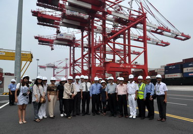 高雄關稅局舉辦港區記者參訪第六貨櫃中心(圖)