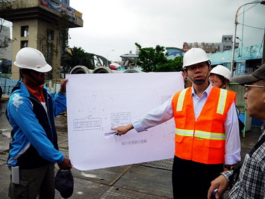 基隆工務處長視察旭川河清淤作業(圖)