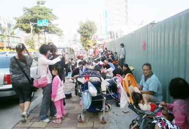 台中大雅民眾搶購紀念銀幣(圖)