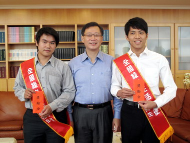 桃縣長接見綠色生活大使張侑昌、王景弘(圖)