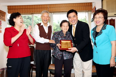 臺北市長探訪百歲人瑞 分享長壽秘訣(圖)