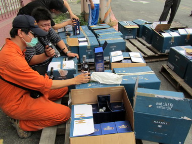 高雄關稅局查獲轉口貨櫃走私洋酒(圖)