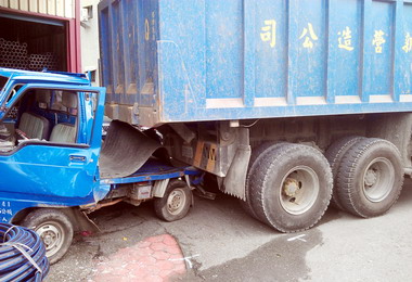 水里砂石車倒車撞小貨車傷者困車內(圖)
