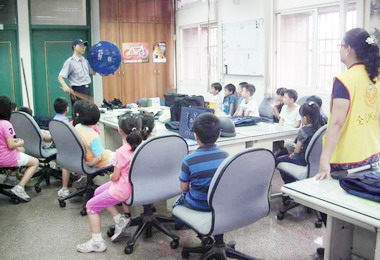 南投補習班校外教學參觀府西派出所(圖)