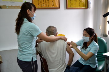 公費流感疫苗開打  請符合民眾把握機會(圖)