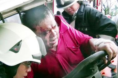 水里台16線發生小貨車失控撞上電線杆(圖)