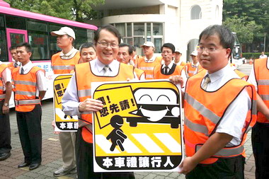 台中市推動禮讓行人發送警示小旗(圖)