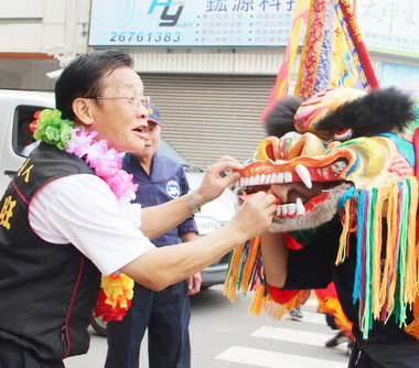 台中武術踩街獅陣祝賀陳添旺高票當選(圖)