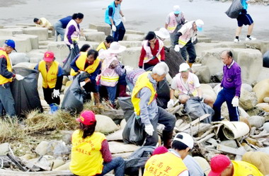 苗栗辦金秋環境季淨灘800多人響應(圖)
