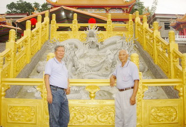 竹山五龍山包青宮製作特殊守財龍造景(圖)