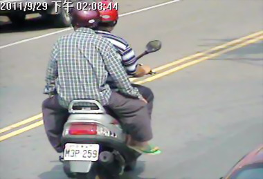 鎖定條紋衫搶嫌草屯警方拘捕到案(圖)