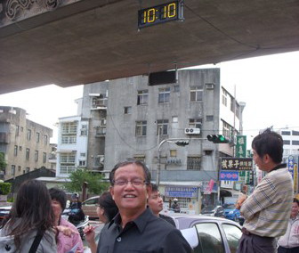 苗栗市路口最近多了時間溫度顯示器(圖)