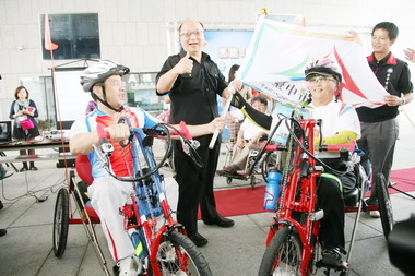 胡志強為身心障礙勇士自行車環島授旗(圖)