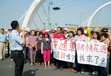 太平新桃花源橋通車遙遙無期百人抗議(圖)