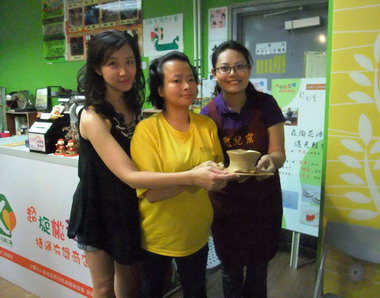 人氣部落客參訪庇護商店    為憨兒獻愛心(圖)