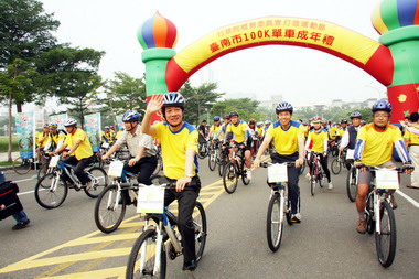 關心全球環境暖化南市鼓勵全民騎單車(圖)
