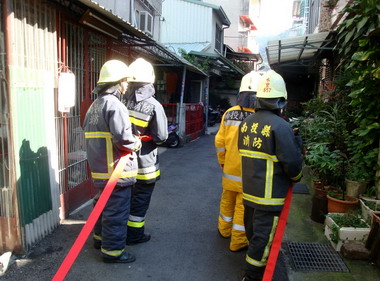 水里消防隊辦狹小巷弄搶救困活動(圖)
