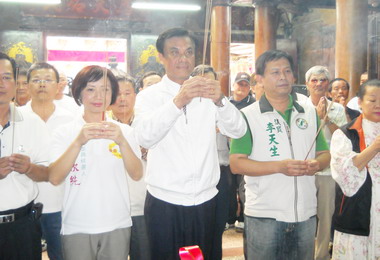 蘇嘉全陪同立委參選人何欣純到新興宮參香(圖)