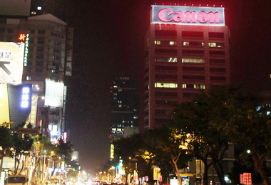 越南漁工以保利龍畚箕偷渡遭查獲(圖)