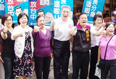 吳敦義分身陪立委參選人陳添旺掃街拜票(圖)