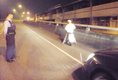 男子酒駕騎路睡路邊警依公共危險送辦(圖)