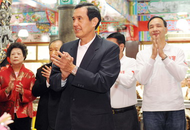 朱立倫陪同馬英九至三重護山宮參拜(圖)