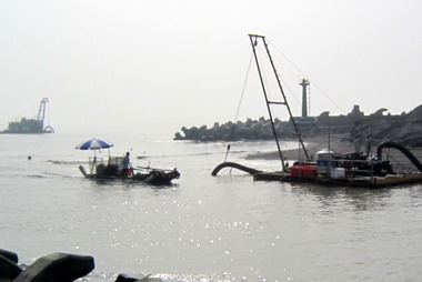 海洋局強力疏濬  汕尾漁港進出無礙(圖)