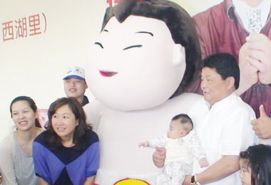 顏清標展示分身標太郎大談政見(圖)