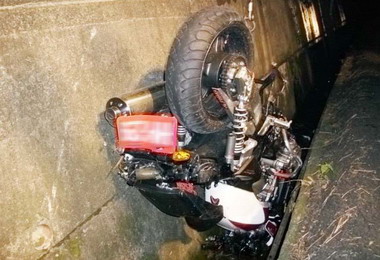 國姓重機摔落水溝騎士肚破腸流(圖)