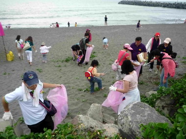 加工出口區員工藍色公路淨灘(圖)