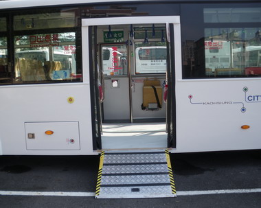 205路低地板公車上路營運(圖)