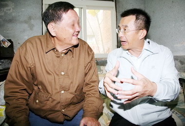徐中雄探訪接受空間行善者計畫之獨居老人(圖)