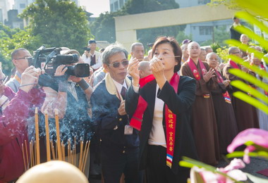佛祖巡境至雲林蘇治芬焚香祈求全民平安(圖)