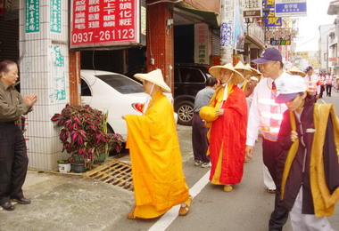 五百法師托缽祈福巡境行腳竹山(圖)